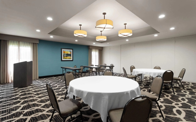 La Quinta Inn & Suites by Wyndham Columbus - Edinburgh
