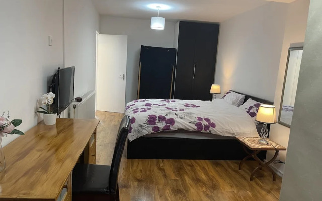 Inviting 2-bed Apartment Near Heathrow