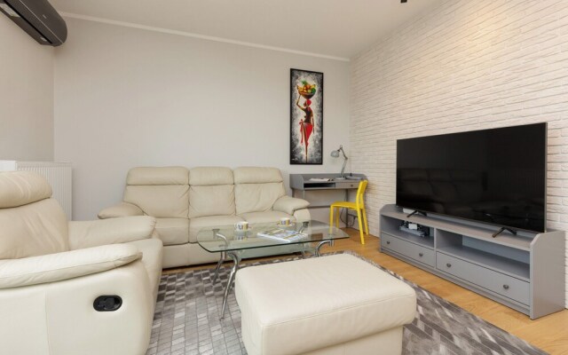 Stylish Apartment With AC by Renters