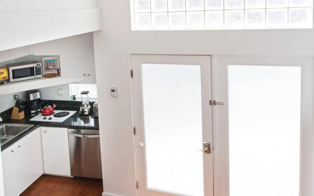 Beverly Hills Modern Guesthouse