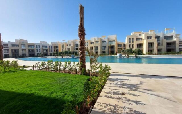 Gouna mangrovy 1 BR shared pool beach back view