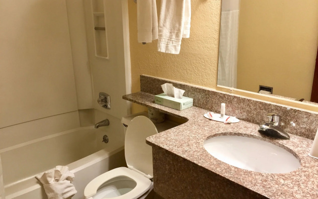 Travelodge by Wyndham Muskegon