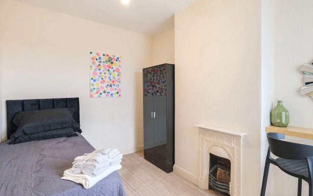 Lovely Large 2-bed House With 2 Reception Rooms