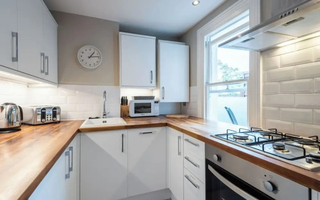 Stylish Fulham Flat With Patio by Underthedoormat
