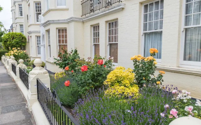 Remarkable Richmond Home By The Tube Station