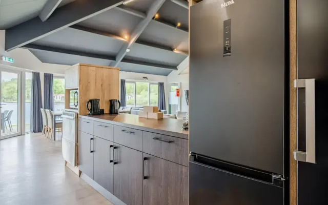 Well Furnished Home for Groups with Dishwasher near Water