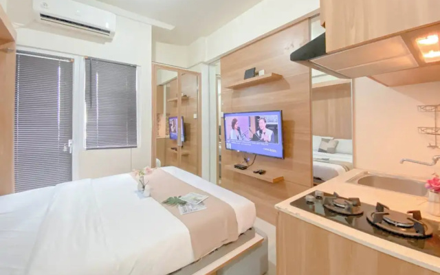 Warm and Well Designed Studio Room at Green Pramuka City Apartment – Guest Rooms – Jakarta