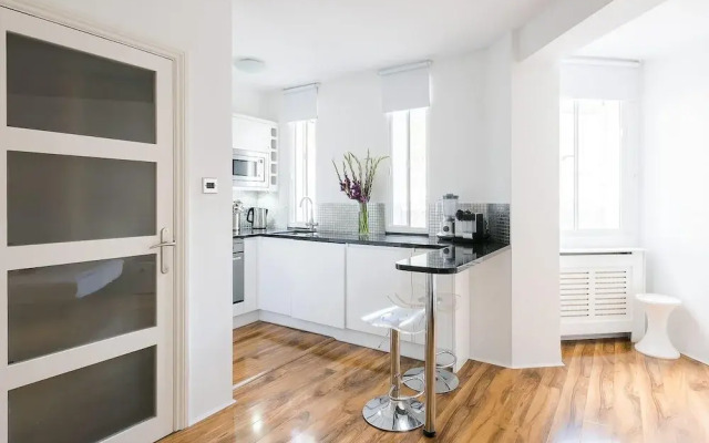 Cosy, Modern Chelsea Studio