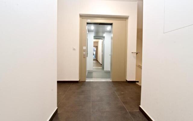 Balcony/pool/free parking garage Studio
