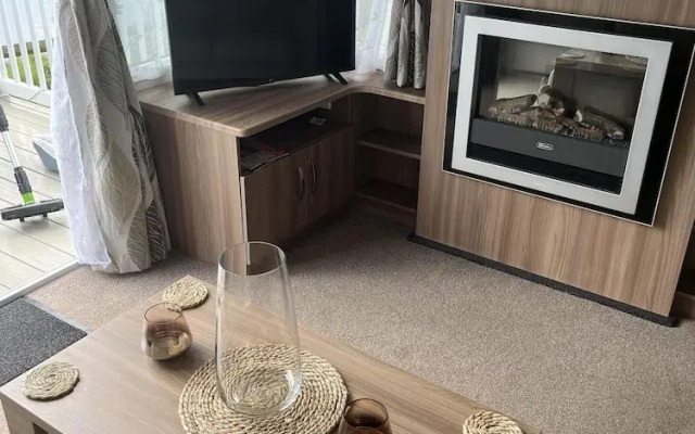 Tranquil Waterside Lodge in Tunstall