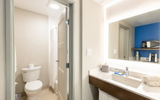 Holiday Inn Express Anaheim West by IHG