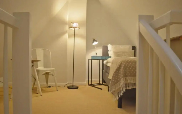 Morderne 3-Zimmerwohnung in einer Hausscheibe unter Reet