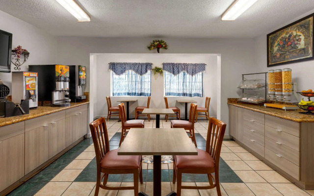 Microtel Inn & Suites by Wyndham Lincoln