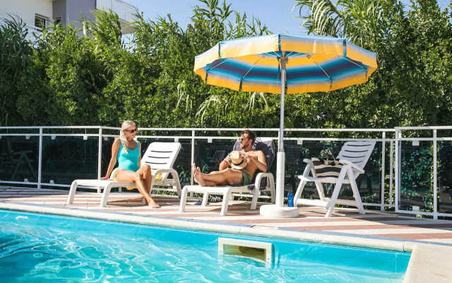 Club Hotel Bikini & Tropicana