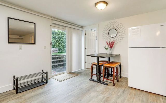 Walk to Beach & Lake Access: Cozy Redmond Apt!