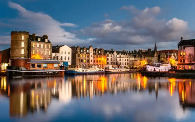 Arty 2 Bedroom Flat By Leith Shore