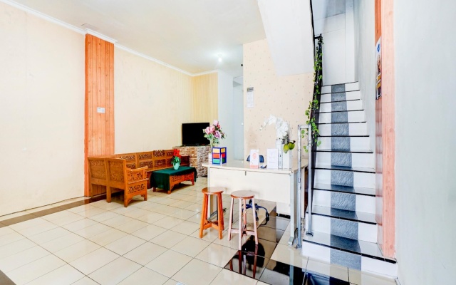 OYO Flagship 90502 Holistay Malang New – Hotel Rooms – Malang