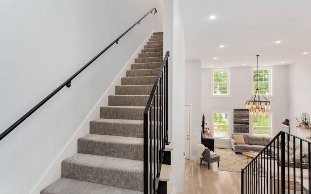 The Brownstone - 1 Block From Dtwn Square