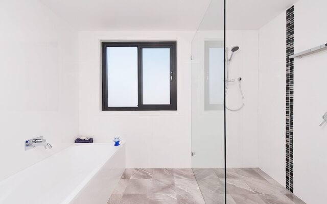 Hilltop Hideaway - Breathtaking views, moments to beach!