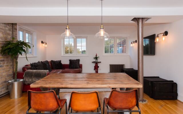 2 Bedroom Flat near Canary Wharf Sleeps 4