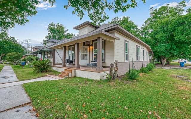 New Listing! Chillaxing in Texas City, Minimalist Home, Wifi, Close to Texas Museum