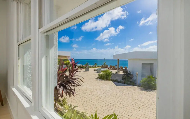 Beachfront Villa w Pool Sleeps 16 Dining Tub
