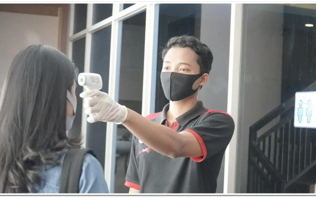 RedDoorz Plus @ Karet Pedurenan 3