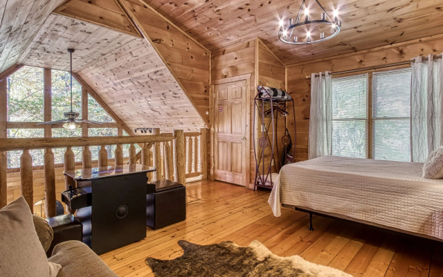 Dog Friendly Quiet Chalet Hot Tub Fireplace