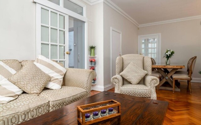 Classic Designer Beautiful 1 Bed Home With Parking