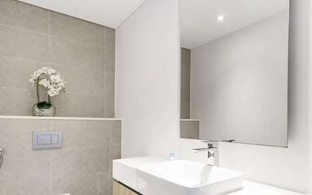 LUX Contemporary Suite Marina View 3