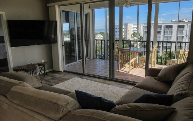 Hibiscus Pointe 564 by RedAwning