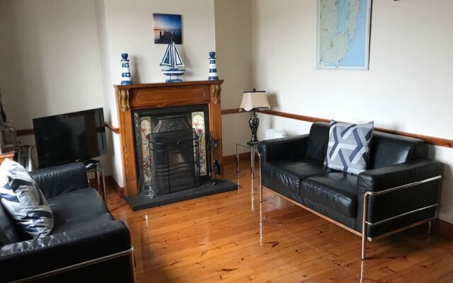 Lovely Apartment Overlooking the Harbour & bay