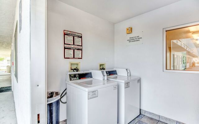 Super 8 by Wyndham Tracy