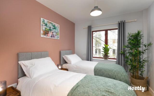 Wesley Gate Apartments - Building 3, by Hostly