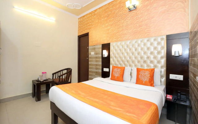 OYO 12155 Hotel Awdesh Inn