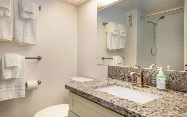 Marine Surf Waikiki w/ Beach Gear & Parking!