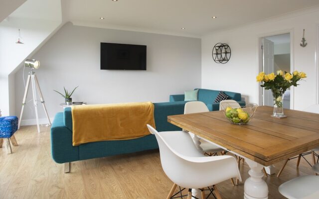 28 Isallt at the Bay