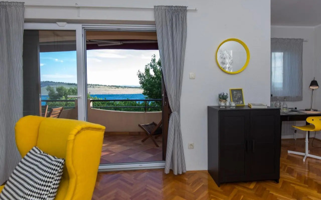Captain's Apartment with Sea View