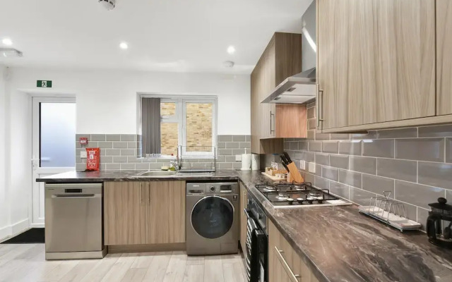 Rochfords Serviced House with 5 Bedrooms