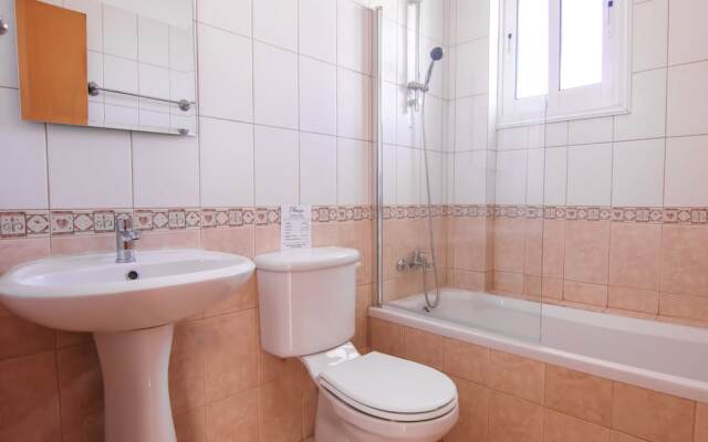 Phaedrus Living: Universal City Flat Alina