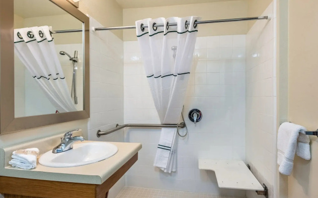 HomeTowne Studios by Red Roof Columbus