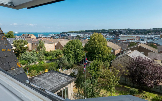 Trent Tops 3-bed penthouse apartment in West Cowes