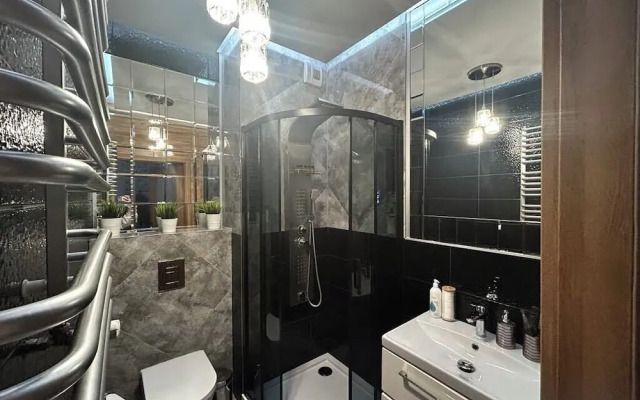 Glass House Hot Tub Apartments