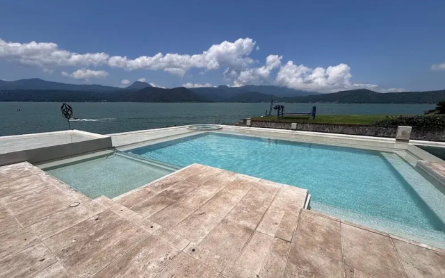Espectacular y Enigmática Villa en Lago