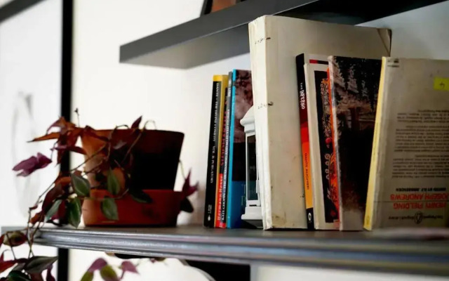 Inspiring 3Bed Unit with Sunny Balcony & Fireplace