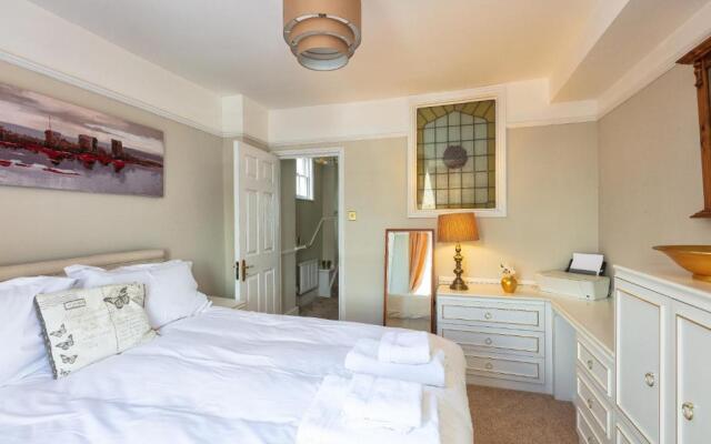 Beach View: Stunning sea view & balcony apartment