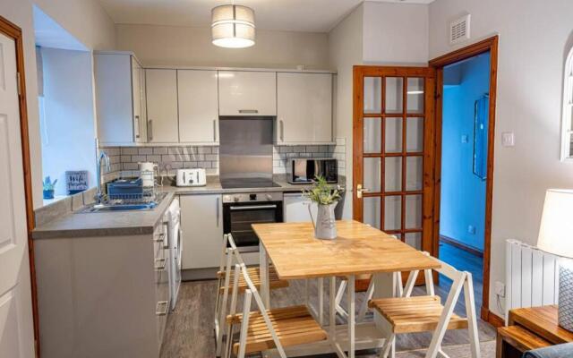 Cozy Newly Renovated Town Centre Apartment