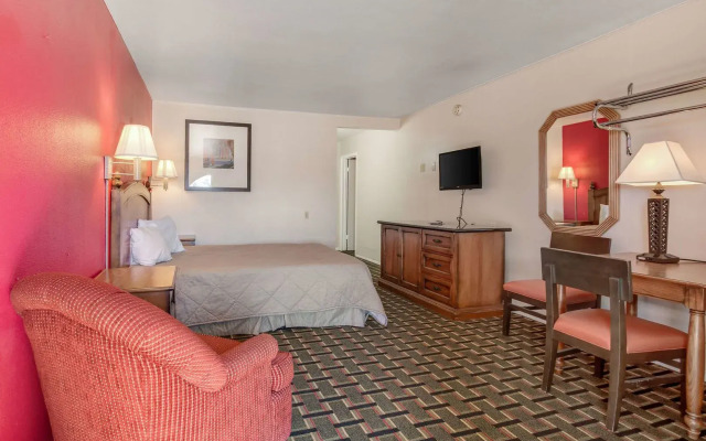 Rodeway Inn & Suites Raton