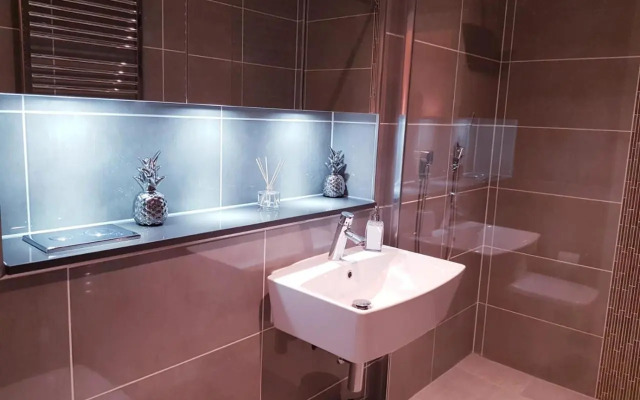 Chiswick Park Apartments, Chiswick, West London