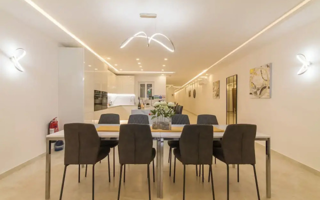 Spacious & Modern by the sea Qawr